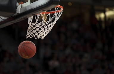 篮球赛事直播截图 - NBA赛场球员扣篮瞬间，灯光聚焦